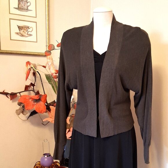 NWOT Woman's Stills Shrugs Batwing Sleeves Gray Cardigan Knitwear Sweater 6 S - Picture 1 of 10